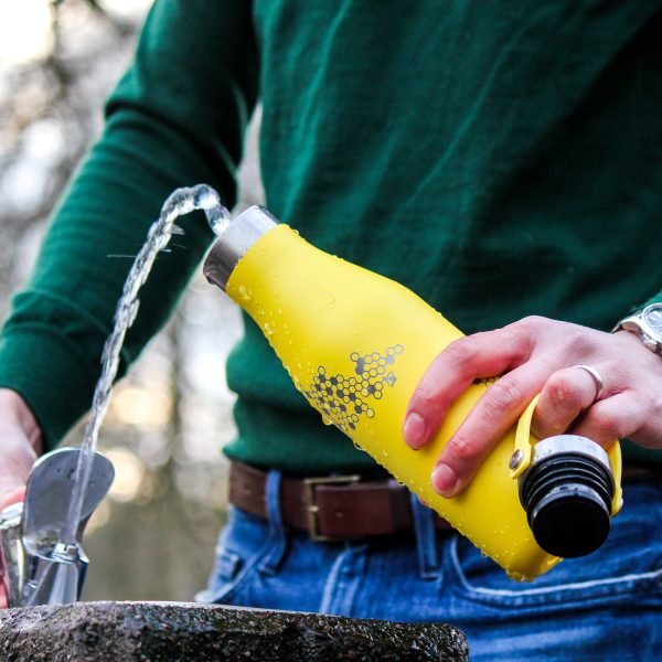 Ohelo yellow bee bottle pouring water